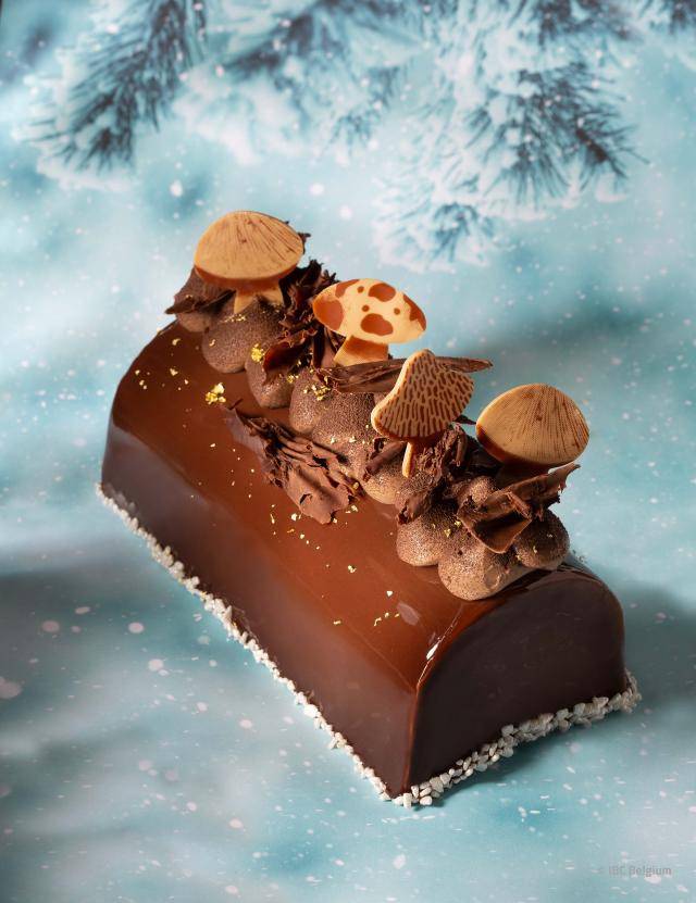 Mushroom shaped decoration in Caramel Doré, dark chocolate, marzipan crush