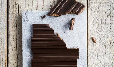 Dark sugar free chocolate with a praliné filling without added sugar