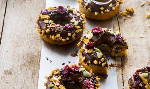 Create delicious donuts with dark chocolate and a hazelnut filling without added sugar 