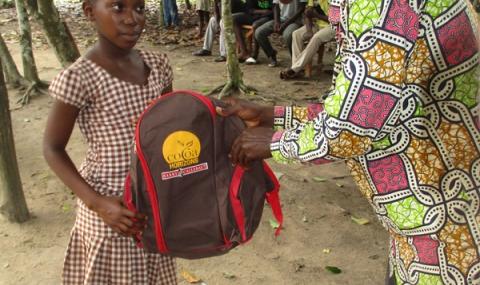 Hand-over of a school kit 