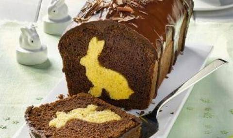 Easter bunny cake with chocolate shavings and a contrasted Easter bunny in the dough - Easter decorations