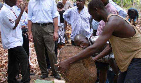 Juergen Steinemann with cocoa farmers in Côte d'Ivoire