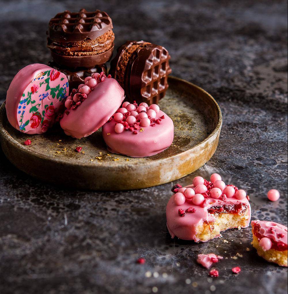 multisensorial image pink and brown cookies