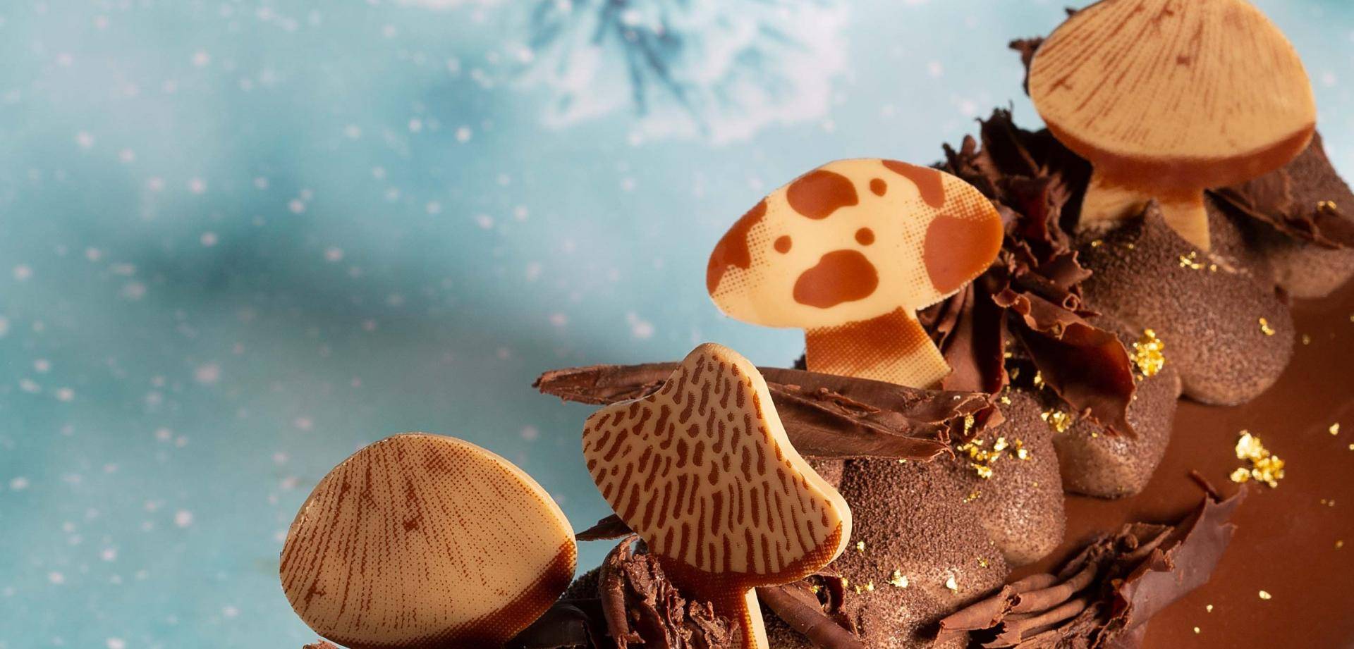 Mushroom shaped decoration in Caramel Doré, dark chocolate, marzipan crush