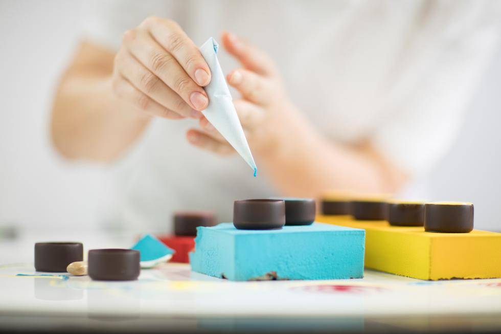 Seung yun lee decorating Lego