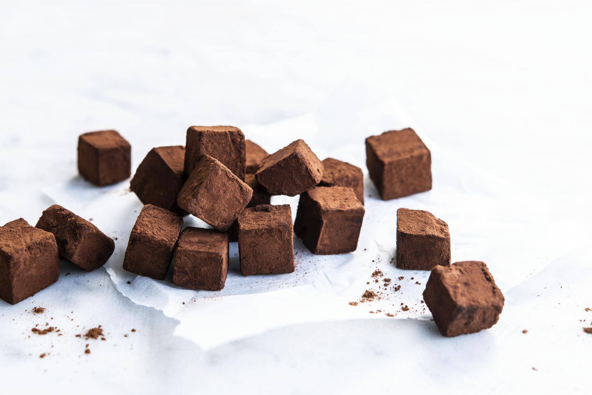 Gianduja cubes with Dusting Cocoa Powder