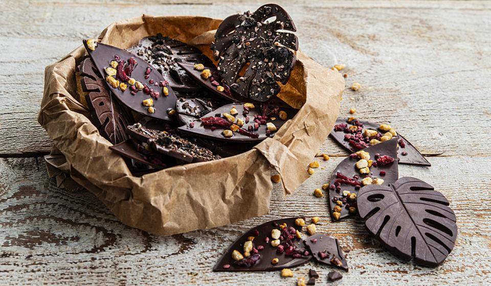 Vegan chocolate thins, with raspberry and caramelized hazelnut inclusions
