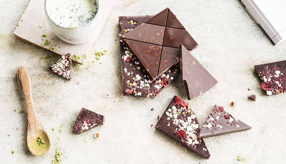 Clean label sugar reduced milk chocolate