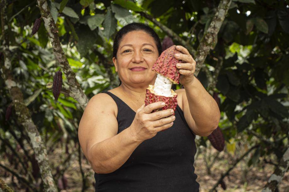 cacaofruitfarmer holding cacaofruit