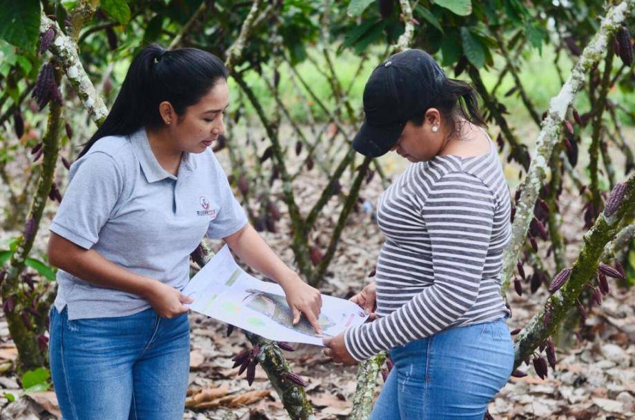 Jennifer explaining mapping to a farmer