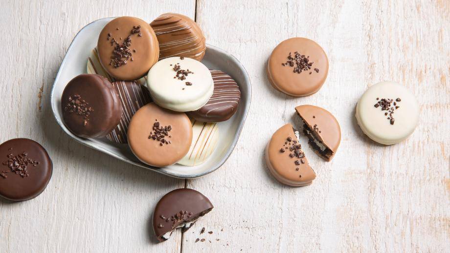 Cacao coating cookies