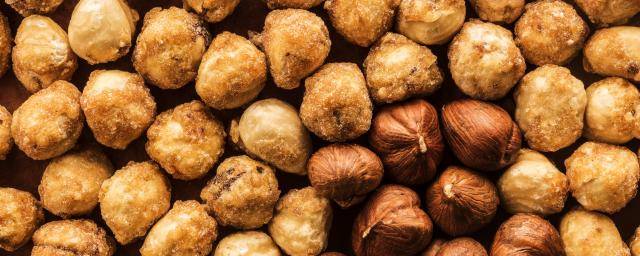 Roasted and caramelized hazelnuts