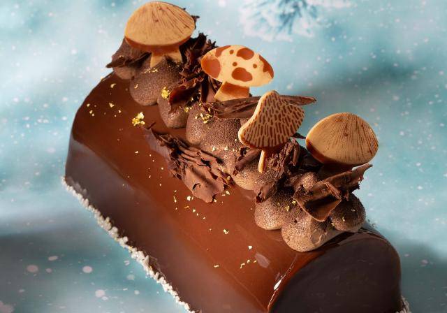 Mushroom shaped decoration in Caramel Doré, dark chocolate, marzipan crush